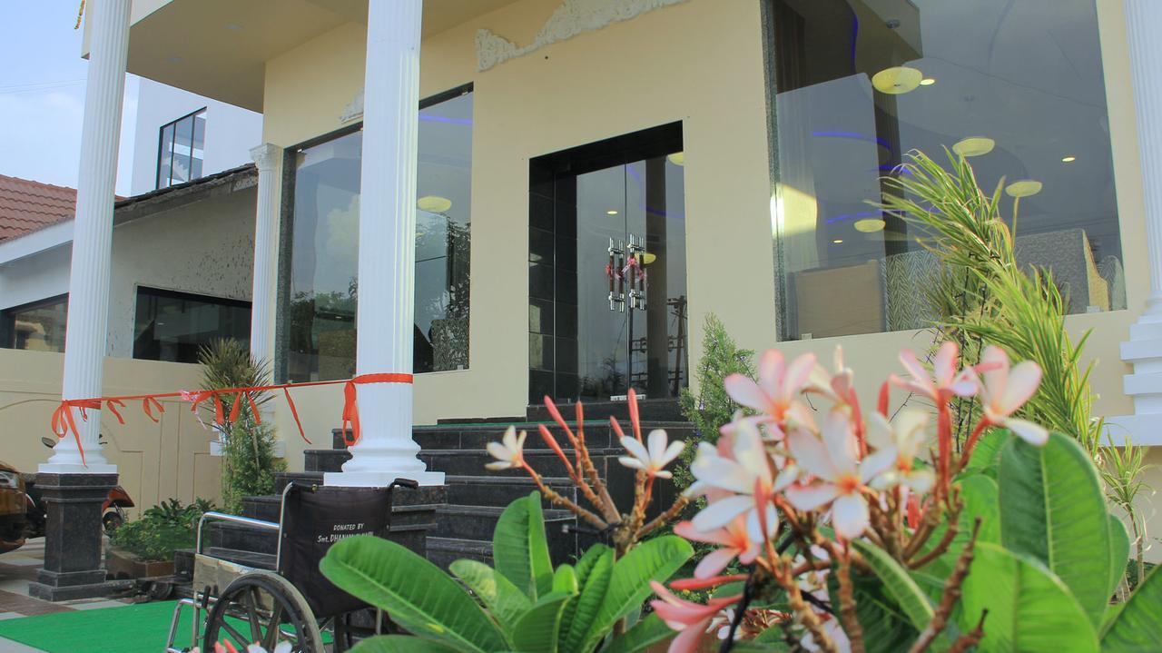 شيردي Hotel Sai Dharam Palace المظهر الخارجي الصورة